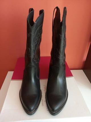 Botas camperas de piel de segunda mano por 50 EUR en O Barco de Valdeorras  en WALLAPOP