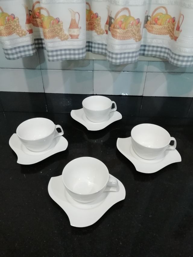4 tazas y 4 platos