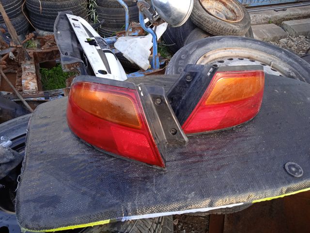 Pilotos  traseros Mazda 323F