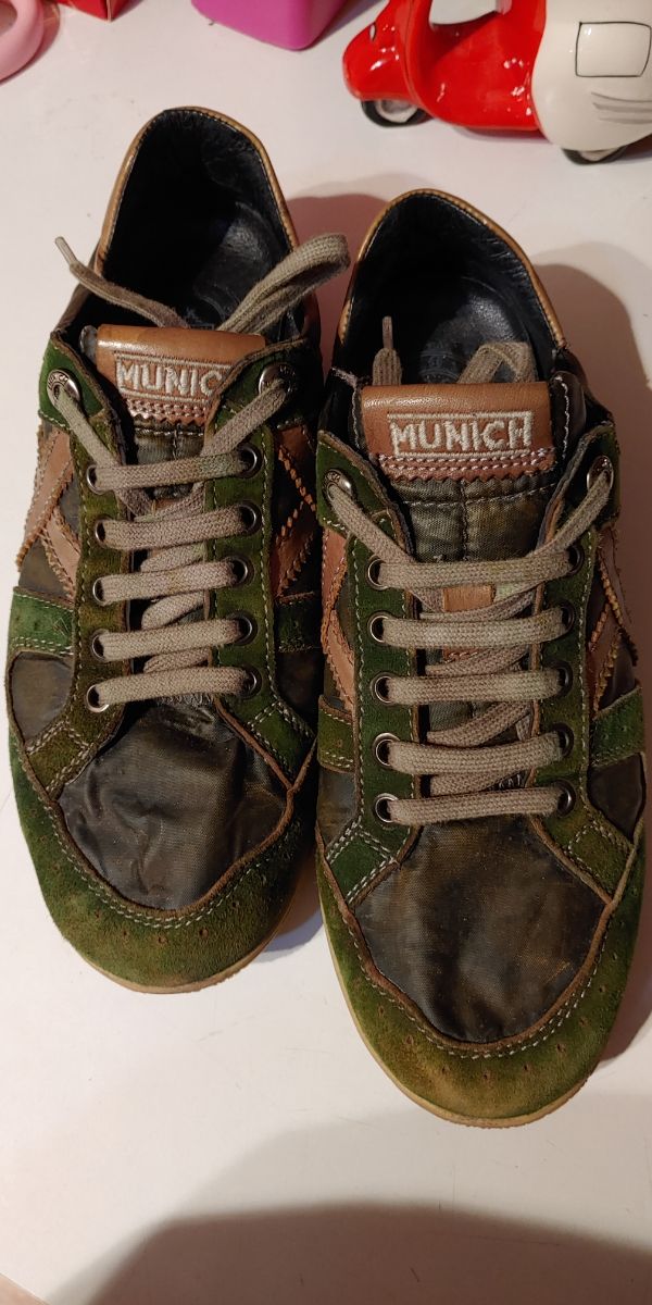 zapatillas Munich de piel y serraje. T.38