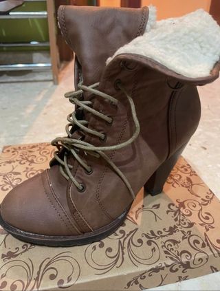 Botas con borrego blanco por dentro de segunda mano por 10 EUR en Consorcio  Bahia de Cadiz en WALLAPOP
