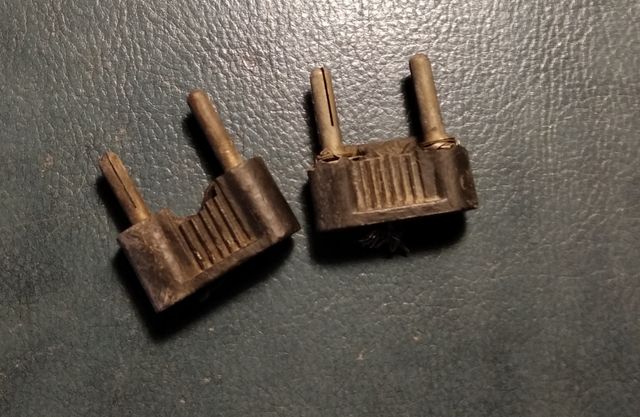 dos antiguas clavijas de enchufe