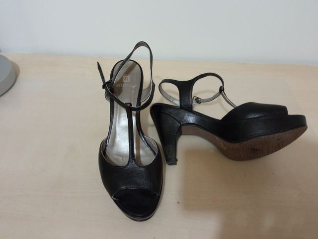 sandalia negra de tacón