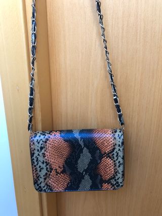 Bolso piel de serpiente de Stradivarius de segunda mano por 8 EUR en  Monserrat en WALLAPOP