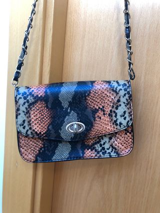 Bolso piel de serpiente de Stradivarius de segunda mano por 8 EUR en  Monserrat en WALLAPOP