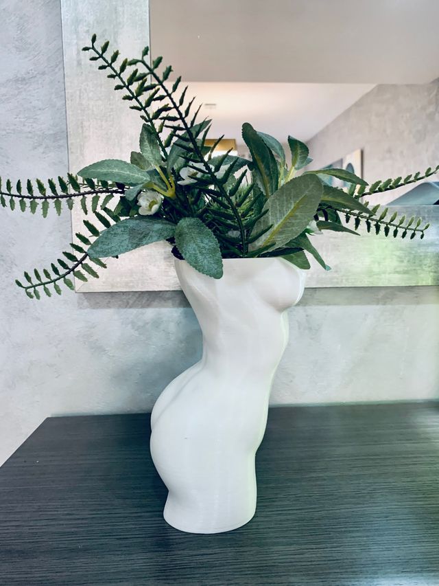 Jarrón de cuerpo de mujer