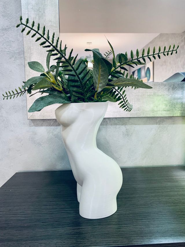 Jarrón de cuerpo de mujer