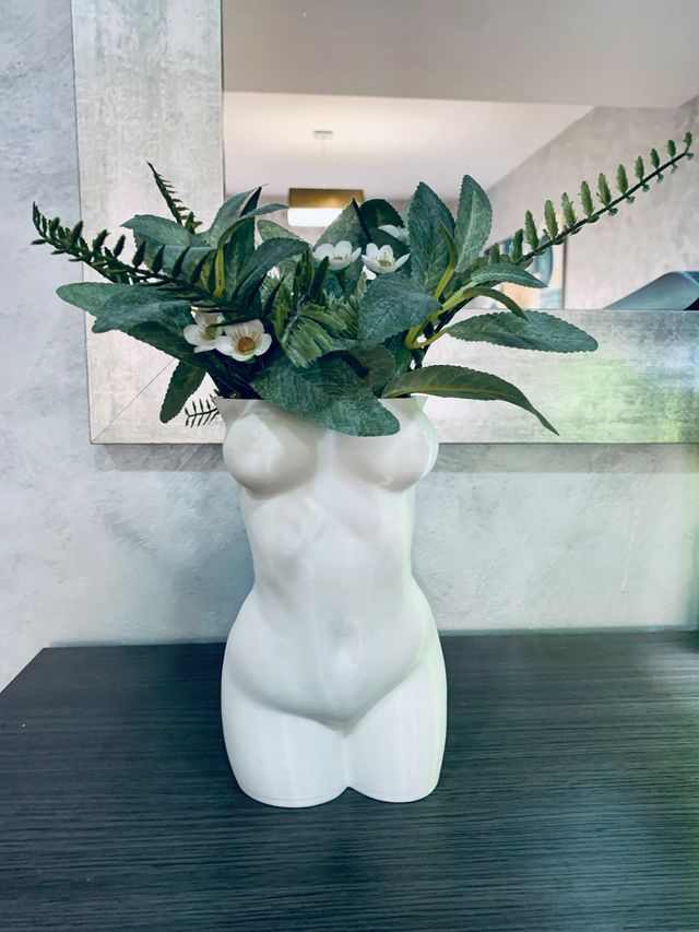 Jarrón de cuerpo de mujer