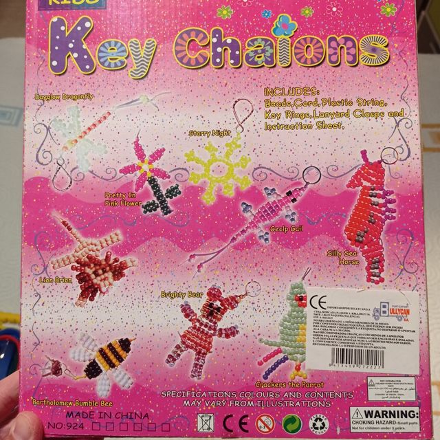 Manualidades, pulseras y collares.