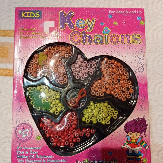 Manualidades, pulseras y collares.