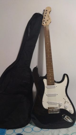 Guitarra eléctrica e zipy de segunda mano por 45 EUR en Córdoba en WALLAPOP