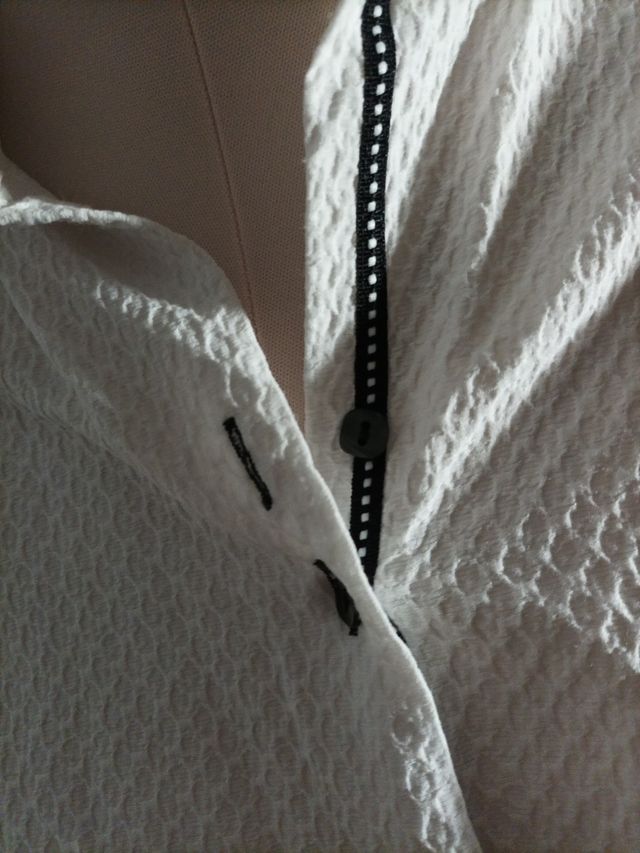 Camisa de la marca Guapa, talla 38.