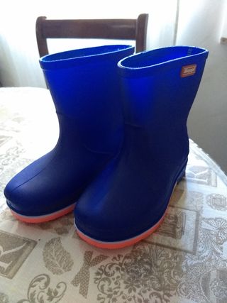 Botas agua niño talla 27 de segunda mano por 6 EUR en Sevilla en WALLAPOP