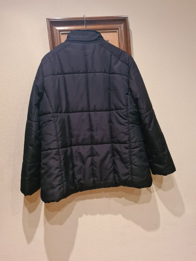 Anorak negra talla 44 por 8 euros