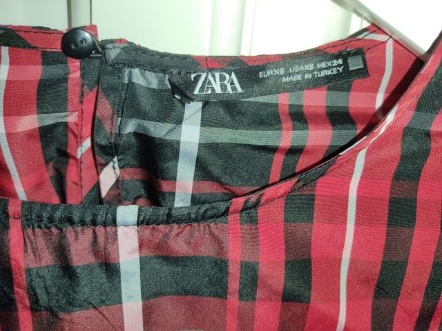 Blusa de cuadros con mangas abullonadas de Zara