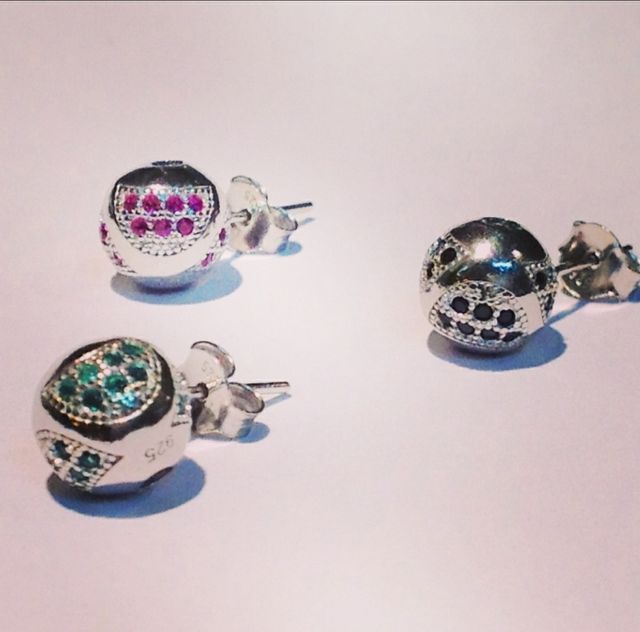 "Bolas de circonitas negras"