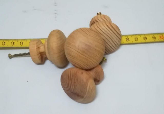 Tiradores y patas de madera