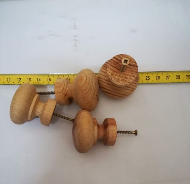 Tiradores y patas de madera