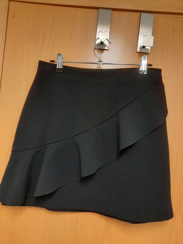 Falda negra con volante a estrenar
