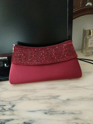 Cartera de fiesta burdeos raso y pedrería de segunda mano por 12 EUR en  Úbeda en WALLAPOP