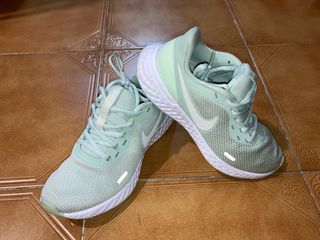 Zapatillas Nike Running Verde Claro Mujer de segunda mano por 19,99 EUR en  Sant Feliu de Guíxols en WALLAPOP