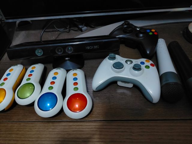 Xbox 360 con mandos,micros y kinect y pulsadores