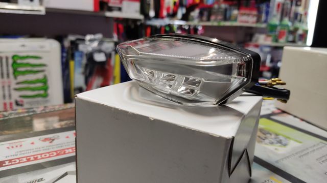 PILOTO TRASERO LED UNIVERSAL CON INTERMITENCIAS