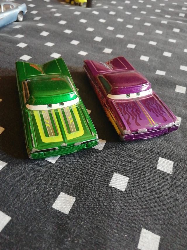 Ramone verde y púrpura