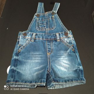 Peto vaquero 6\\/9 meses primark de segunda mano por 3 EUR en Córdoba en  WALLAPOP