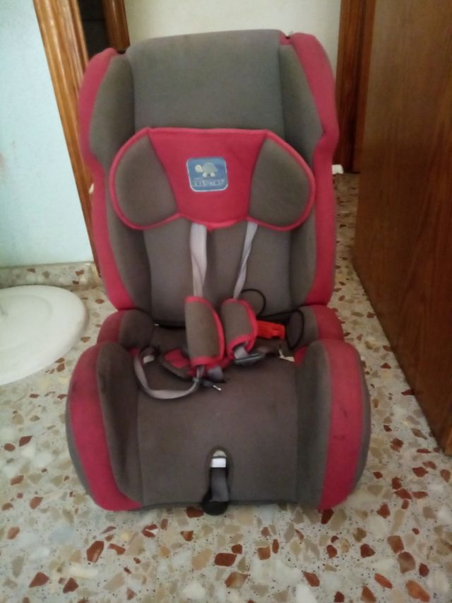 silla de ñiño/a para coche.