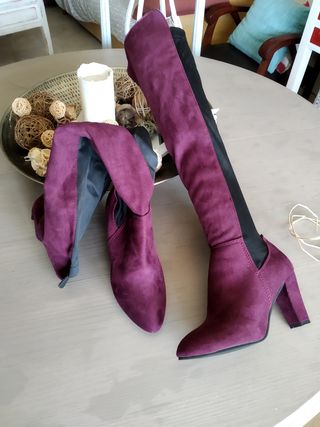 Botas altas Burdeos de segunda mano por 11 EUR en Valdepeñas en WALLAPOP