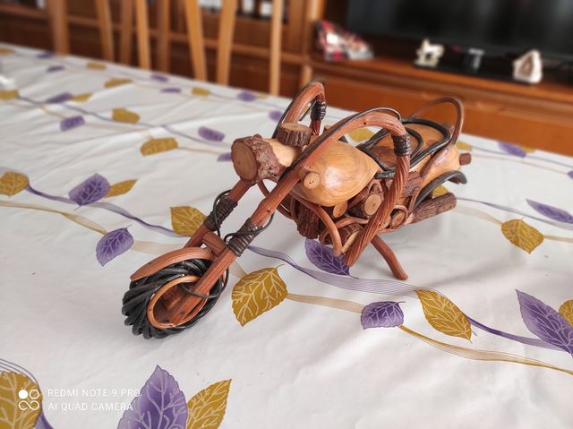 Moto de madera a mano