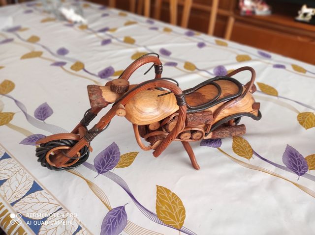 Moto de madera a mano