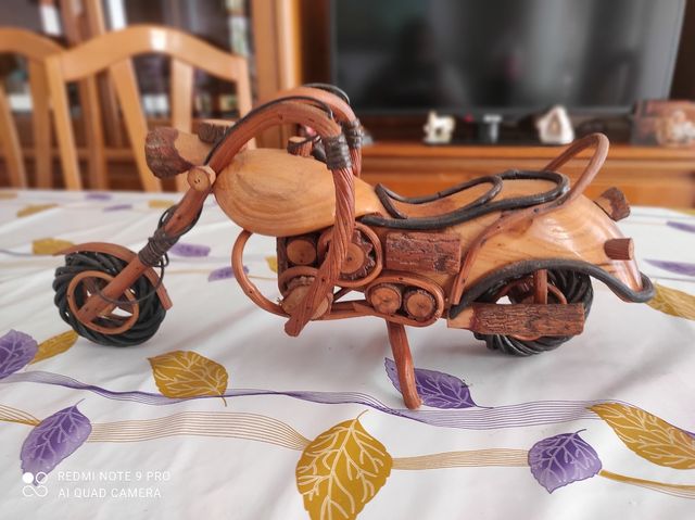 Moto de madera a mano