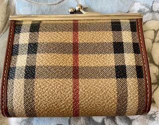 Monedero Burberry original de segunda mano por 25 EUR en Madrid en WALLAPOP