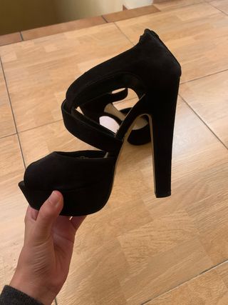 Tacones negros MaryPaz de segunda mano por 10 EUR en Santa Cruz de Tenerife  en WALLAPOP