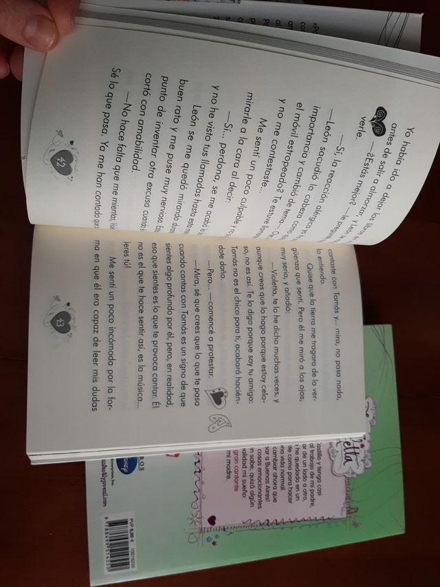 Los dos libros Violetta Disney