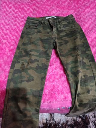 Pantalón militar Zara de segunda mano por 7 EUR en Trobajo del Camino en  WALLAPOP