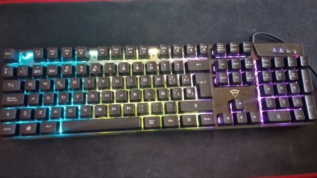teclado gamer con luces.