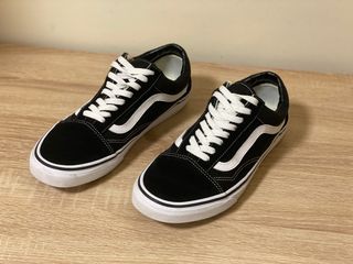 vans negras puestas