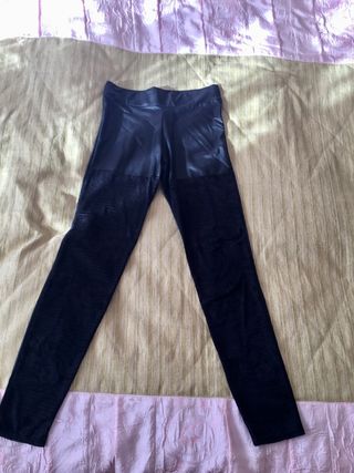 Pantalón negro Calzedonia de segunda mano por 10 EUR en Las Gabias en  WALLAPOP