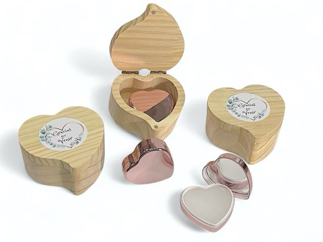 Joyero y bálsamo de labios regalos para invitadas