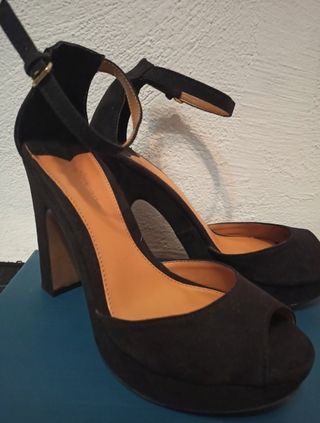 Sandalia tacón negro Stradivarius de segunda mano por 6 EUR en Sevilla en  WALLAPOP