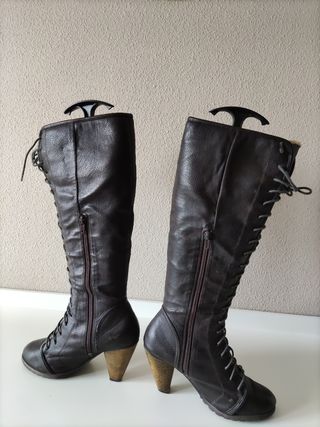 Botas altas cordones Sfera marrones de segunda mano por 11 EUR en Móstoles  en WALLAPOP
