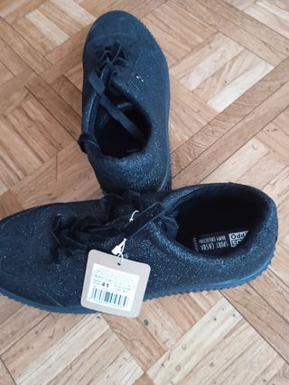 Zapatillas negras brillo,de marca Giuseppo de segunda mano por 10 EUR en  Santurtzi en WALLAPOP