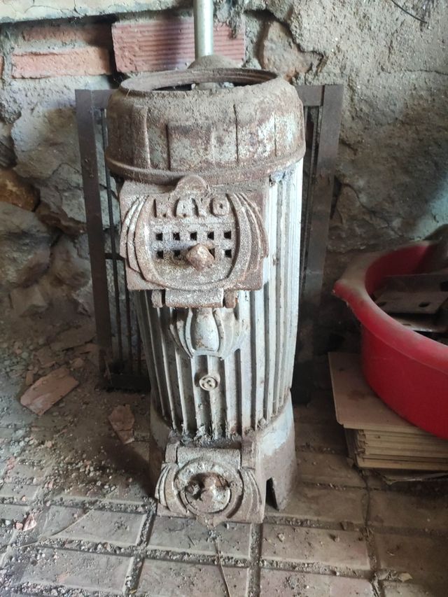 estufa antigua de carbon para decoracion