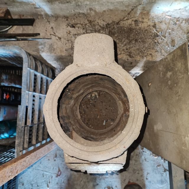 estufa antigua de carbon para decoracion