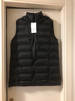 CHALECO ACOLCHADO ZARA MUJER de segunda mano por 25 EUR en Urbanizacion  Club de Campo en WALLAPOP