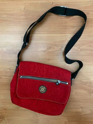 Bolsa Kipling roja de segunda mano por 20 EUR en Reus en WALLAPOP