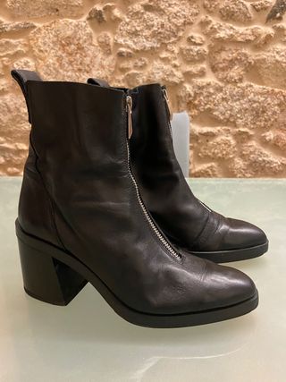 Botin piel negro cremallera Zara de segunda mano por 15 EUR en A Coruña en  WALLAPOP